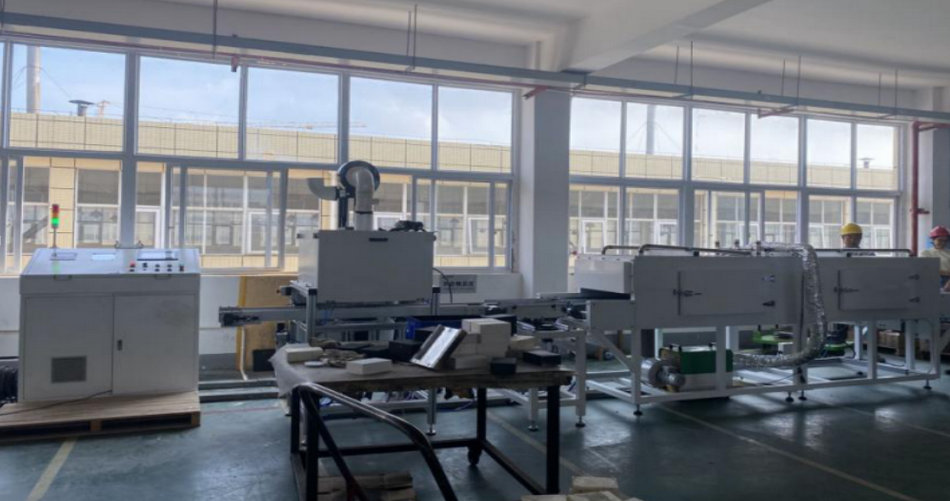 KB88凯时官网特瓷陶瓷橡胶复合衬板硫化喷胶线